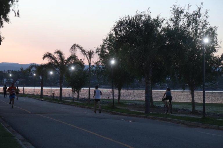 Así se disfruta el anochecer en la costanera de la ciudad.