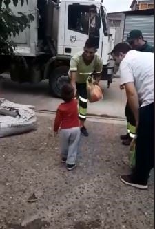 Un niño de Don Torcuato emociona con su gesto al regalarle presentes navideños a los recolectores de residuos.