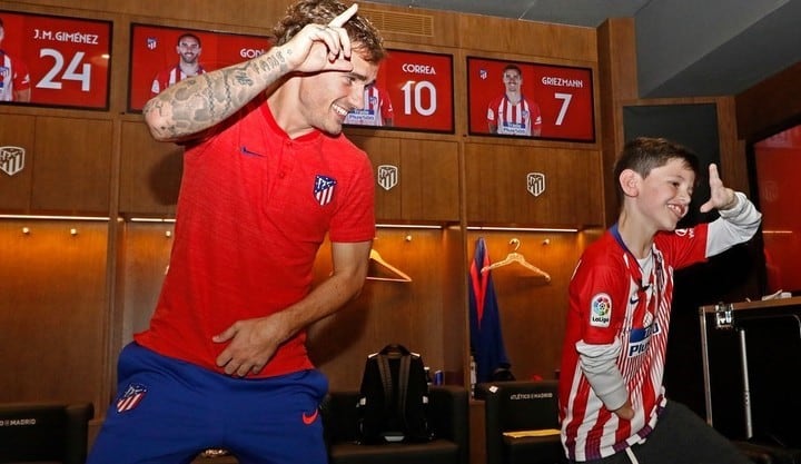 Manuel Oppenheimer, el niño argentino que conmovió al francés Antoine Griezmann y cumplió el sueño de conocer el estadio del Atlético Madrid. (Fotos: Alberto Molina / Prensa Atlético de Madrid)