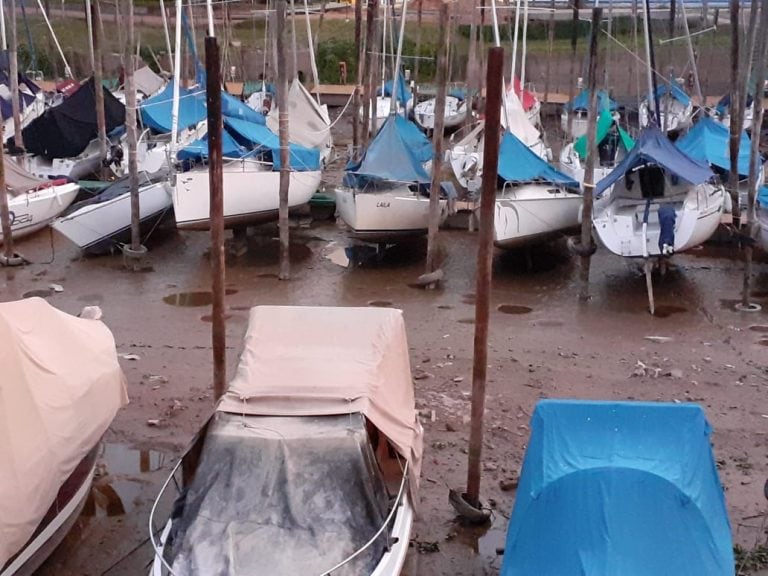 Las caletas de los clubes náuticos de la zona norte están totalmente sin agua y las embarcaciones en el barro. (Vía Rosario)