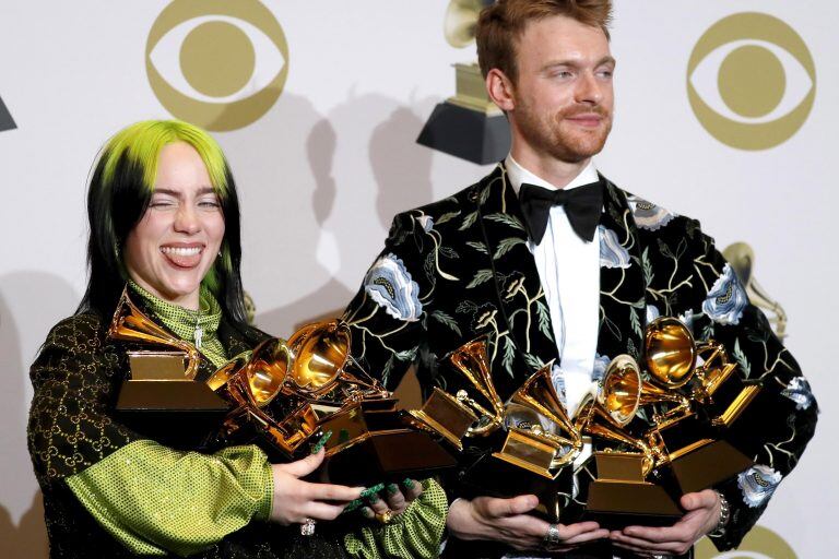 La joven cantante estadounidense Billie Eilish posa con su hermano Finneas O'Connel tras haber ganado cinco premios Grammy. 
EFE/David Swanson