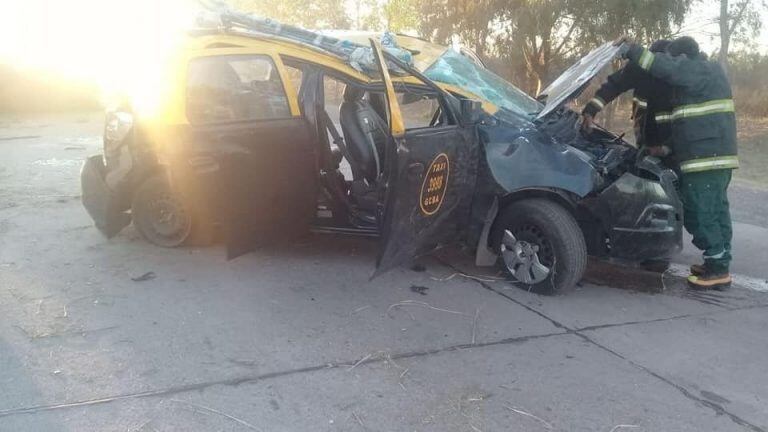 El auto con licencia de taxi dio al menos dos tumbos. Foto: Policía de San Luis