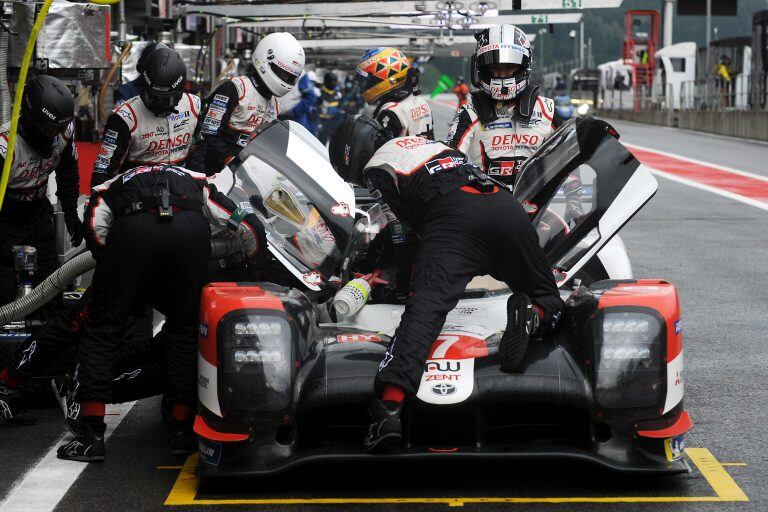 Una de las tantas paradas programadas en boxes para el Toyota número 7, en el que Pechito se alterna en el pilotaje junto con Conway y Kobayashi.