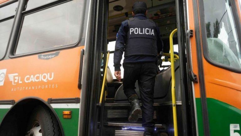 Los policías se seguirán subiendo a los micros