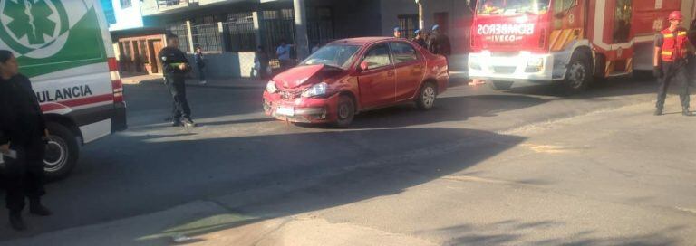 El Renault involucrado en la colisión registrada esta tarde en el barrio Gorriti.