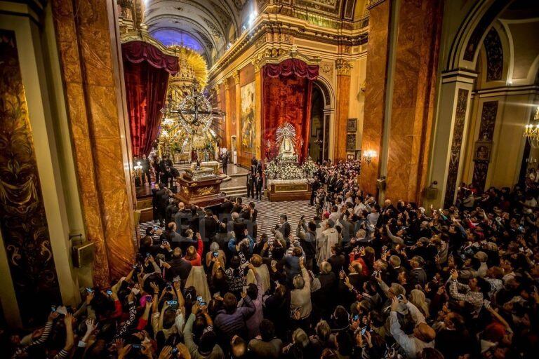 Entronización de la Virgen y el Señor del Milagro en Salta. (El Tribuno)