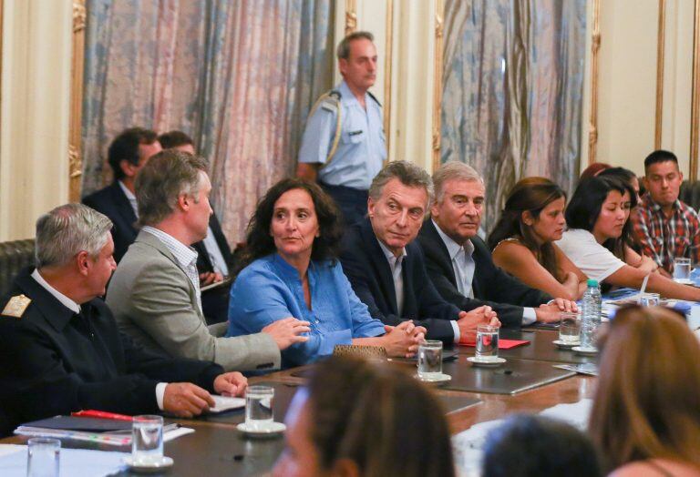 BAS001. BUENOS AIRES (ARGENTINA), 06/02/2018.- El presidente de Argentina, Mauricio Macri (c), asiste hoy, martes 06 de febrero de 2018, a una reunión con familiares de los tripulantes del submarino ARA San Juan, desaparecido el 15 de noviembre del año pasado, en la Casa Rosada en Buenos Aires (Argentina). EFE/David Fernández