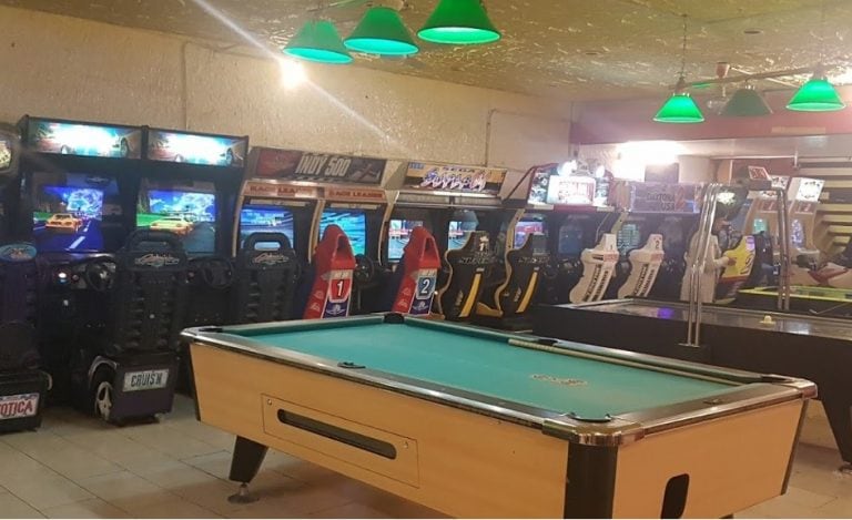 La sala tenía mesas de pool y videojuegos además de la pista de bowling. (Luciano Cutini)