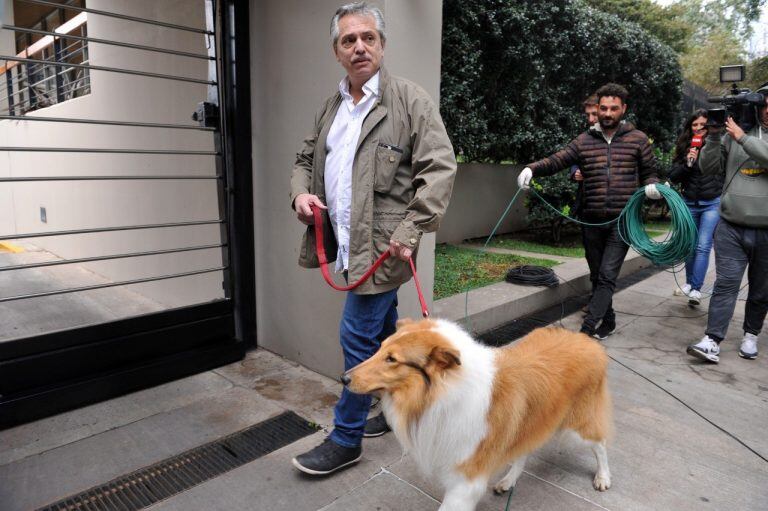 Alberto Fernández paseando a su perro Dylan (Foto: Enrique Garcia Medina)