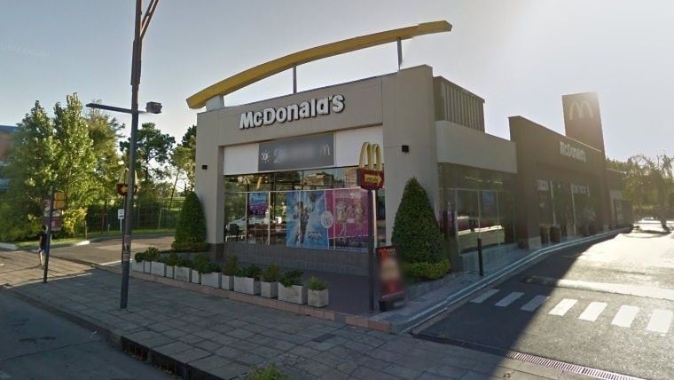 Local de MacDonald's ubicado en Oroño y Cura. (Street View)