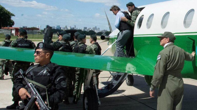 Así llegaba César Milani a aeroparque, trasladado por Gendarmería desde La Rioja.