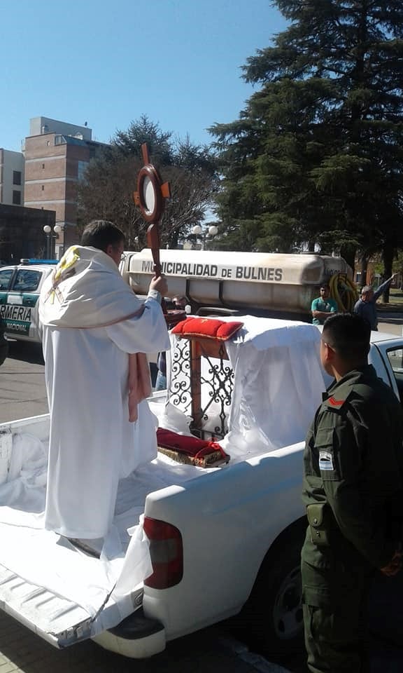 El cura de Sampacho bendijo con camiones regadores al pueblo. (FM Identidad de Sampacho)