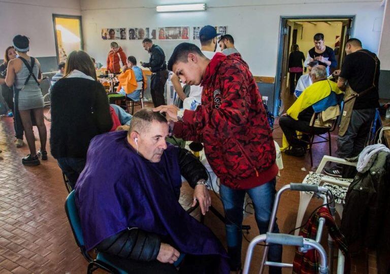 Los estudiantes de barbería y peluquería de Studio 86. escuela de emprendedores, les cortaron el pelo y embellecieron a los abuelos del Padre Lamónaca.