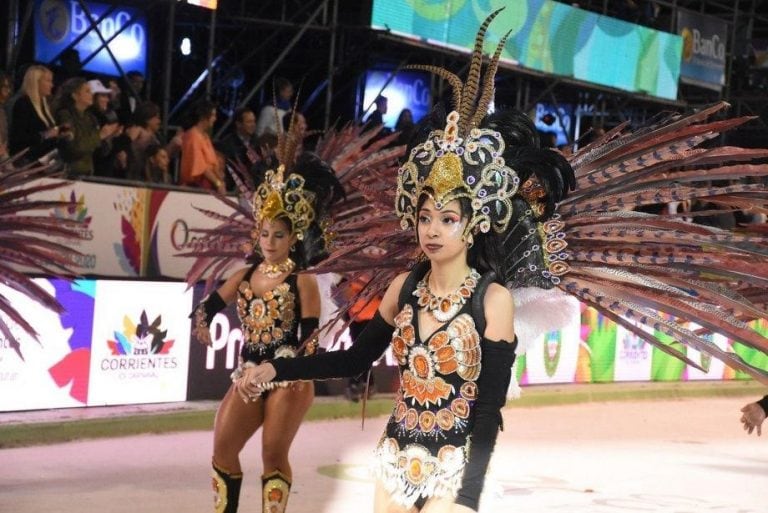 Plumas ecológicas en el Carnaval de Corrientes.