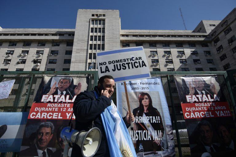 DYN23, BUENOS AIRES, 27/09/2017, COMIENZA EL JUICIO A JULIO DE VIDO, EPOR SU RESPONSABILIDAD EN LA TRAGEDIA DE ONCE, EN COMODORO PY. FOTO:DYN/LUCIANO THIEBERGER. ciudad de buenos aires  primera audiencia juicio ex secretario de planificacion federal por la tragedia de once juicio corrupcion K choque tren ferrocarril sarmiento estacion once