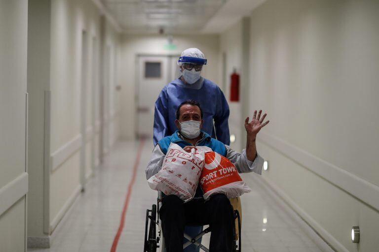 Un paciente recuperado de COVID-19 saluda luego de ser dado de alta del Hospital del Bicentenario de Esteban Echeverria el 30 de julio de 2020, en Buenos Aires (Argentina). (Foto: EFE/ Juan Ignacio Roncoroni)