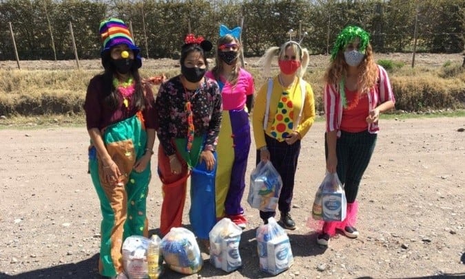 Maestras se disfrazaron para darles una alegría a su alumnos y les entregaron mercadería y material educativo.