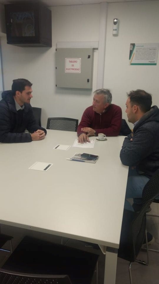 Ruben Borello junto a funcionarios municipales