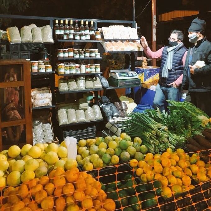 Prototipos de estanterías nuevas en las que se exhiben los productos de las chacras y los envasados. (Agricultura Familiar)