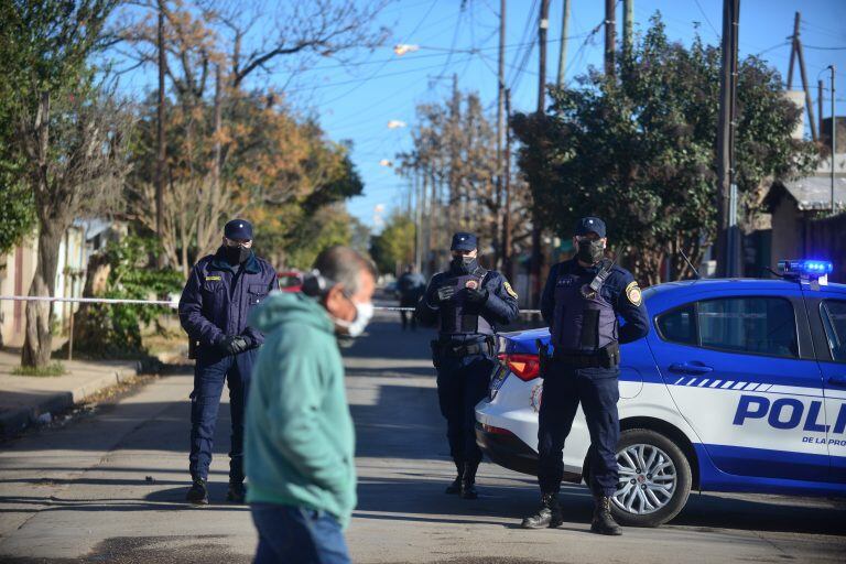 La Policía cercando el bloqueo sanitario en Villa el Libertador (José Hernandez/La Voz)