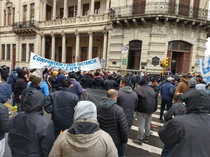 Desde el miércoles los trabajadores acampan en la Plaza 1° de Mayo.