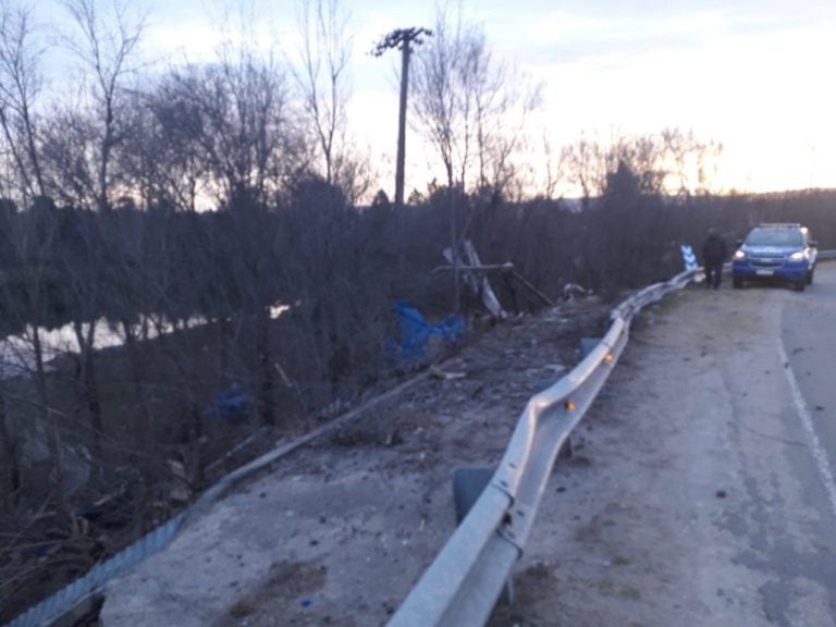 Potrero de Garay: un camión quedó sin frenos y terminó en el río.