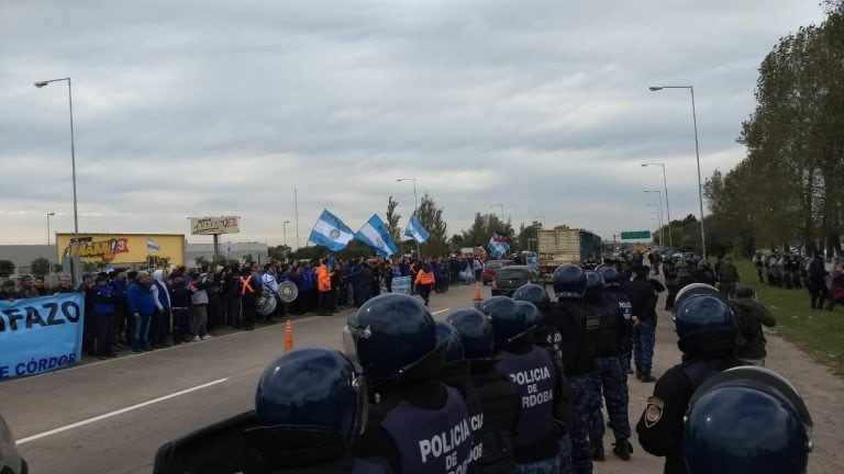 El presidente Mauricio Macri llegó a Córdoba, fue a Miramar, participa de una mesa del Sector Automotriz y sorteó una protesta.