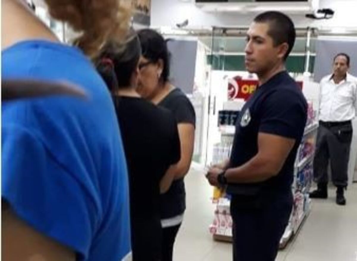 Un agente de policía ayudó a comprar medicación a un no vidente y se volvió viral