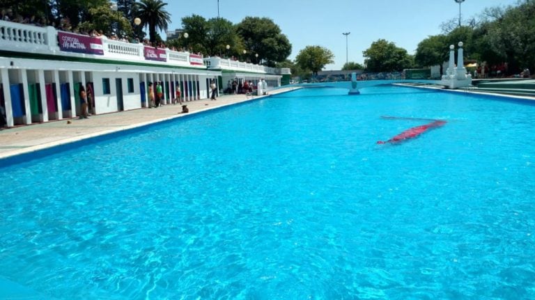 Las imágenes del festejo de los 100 de la pileta del Parque Sarmiento.