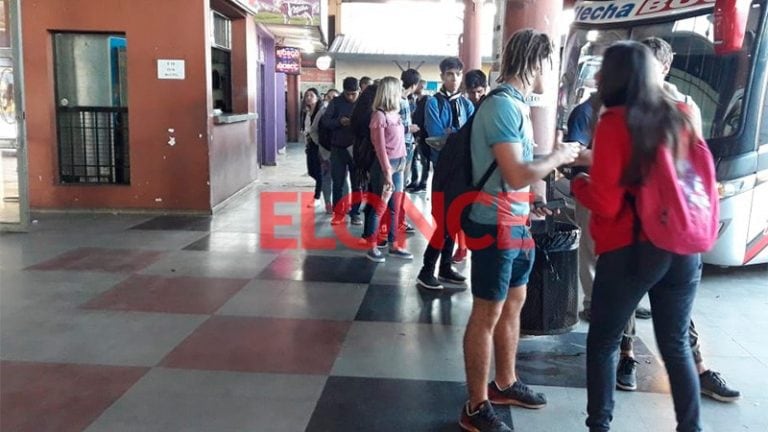 Pasajeros usuales del trasporte Paraná - Santa Fe piden viajar seguros. Foto: El once.