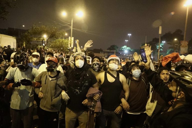 Decenas de personas participan en una multitudinaria marcha de protesta contra el nuevo gobierno del presidente Manuel Merino, hoy en Lima (Perú). (Foto: EFE/ Aldair Mejía)