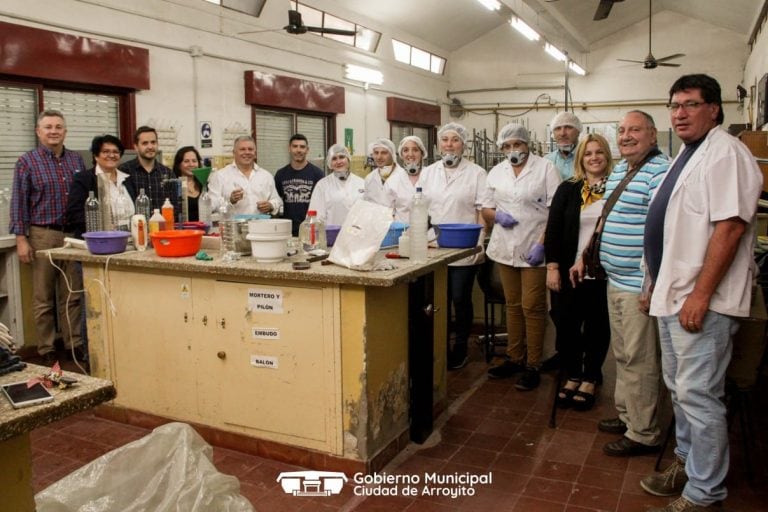 Elaboraron alcohol en gel en Arroyito, entre la Municipalidad y el Ipetaym 68