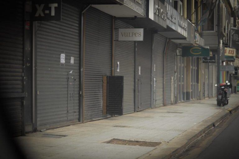 Calles vacías y comercios cerrados, postales de la nueva cuarentena estricta en la ciudad de Buenos Aires. (Federico López Claro)