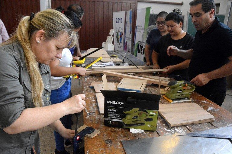 Estudiantes y docentes de 8 Escuelas Técnicas y de Formación Profesional de la provincia participaron de una capacitación para fabricar sillas de ruedas y sillas posturales para estudiantes con discapacidad.