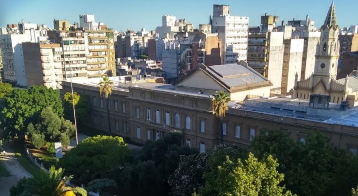 Denunciaron a un maestro de música por fotografiarse desnudo en el aula