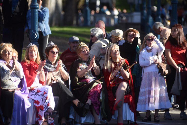 Los adultos mayores celebraron en la plaza.