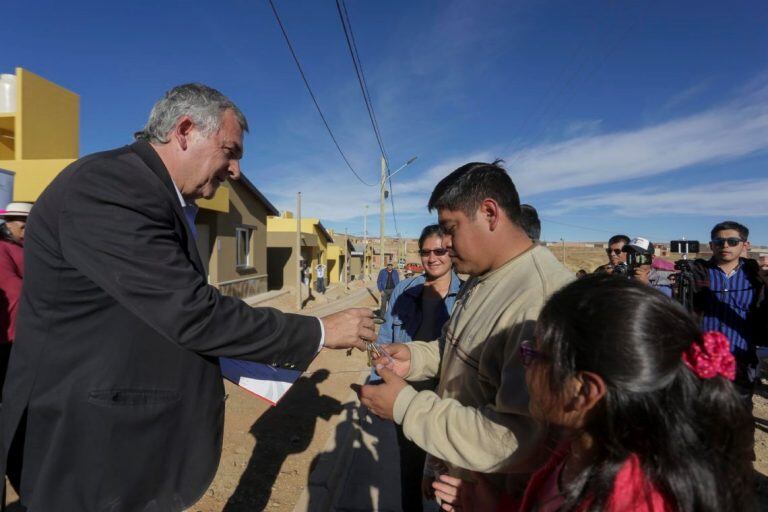 Una de las familias adjudicatarias recibe las llaves de la vivienda y la documentación respectiva, de manos del Gobernador.