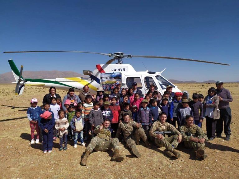 Escolares de la zona fueron invitados a observar los ejercicios y luego los soldados interactuaron con la delegación.