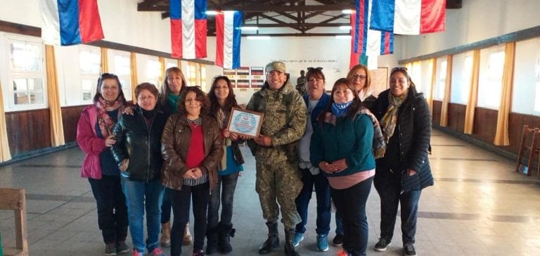 El coro Sueños en Señas en el cuartel militar