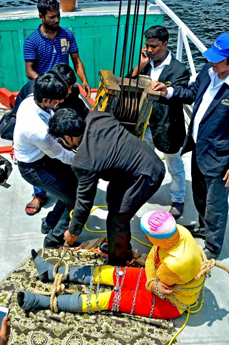 "Jadugar Mandrake" (El mago Mandrake) antes de ingresar al río (Foto: STR / AFP)