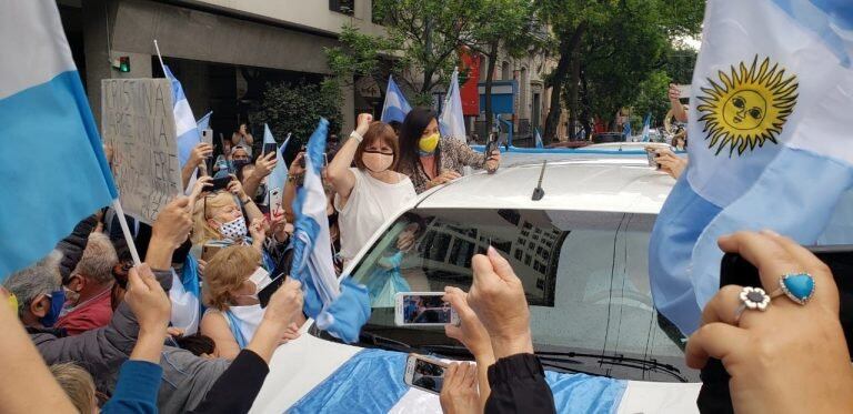 Asomando del vehículo. Bullrich saludó a los manifestantes en la marcha.