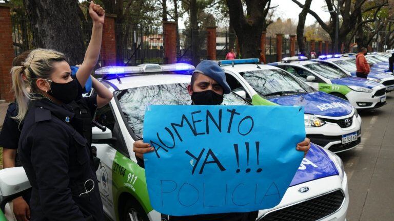 La Policía bonaerense protesta en la Quinta de Olivos. (Foto: Clarín)