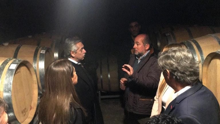 Alberto Fernández de recorrida por la bodega La Abeja.