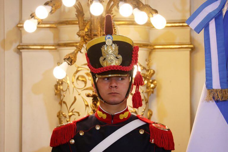 Una guardia de honor vigila la reunión entre el Presidente de Argentina y el Presidente de Rusia en el Palacio Presidencial de Casa Rosada (Reuters).