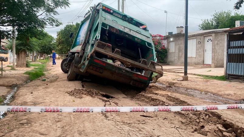 La calle de tierra cedió.