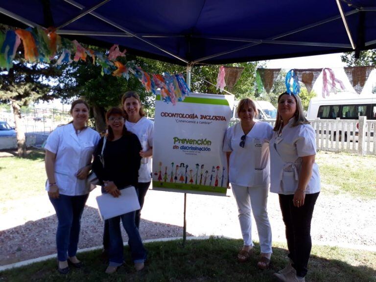 Las profesionales en el stand de odontología (Municipalidad de Santa Rosa)