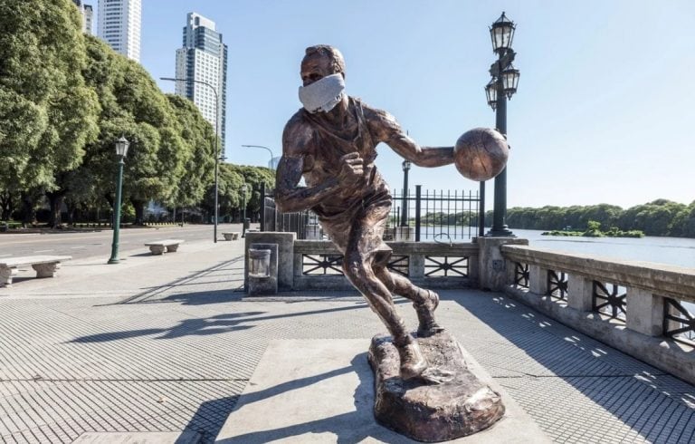 La estatua de Emanuel Ginóbili con tapabocas, cuyo uso será obligatorio desde el miércoles (Foto: Espacio Público GCBA)