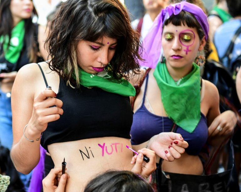 Multitudinaria marcha por el Día Internacional de la Mujer.