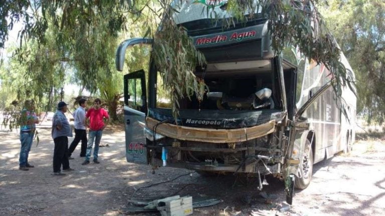 El colectivo quedó a un costado de la ruta. Foto: Ignacio Blanco / Los Andes.