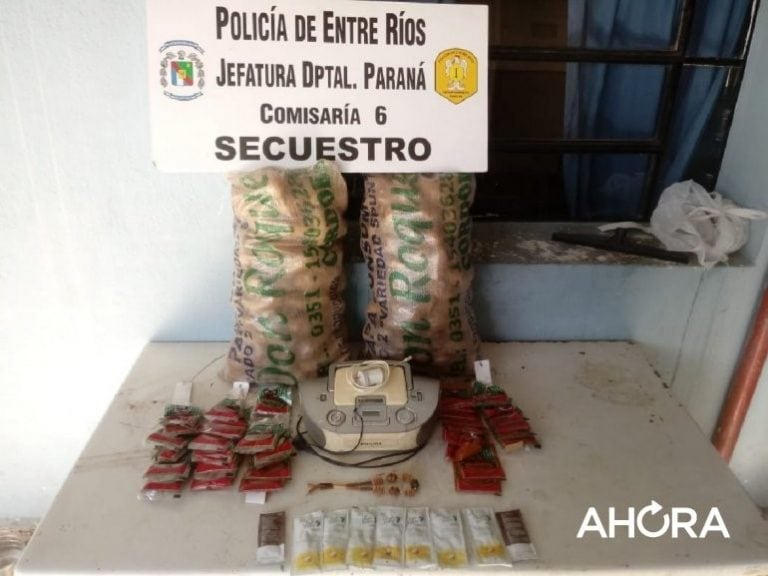 La policía recuperó dos bolsas de papas que habían sido robadas. (Foto: Ahora.com.ar)